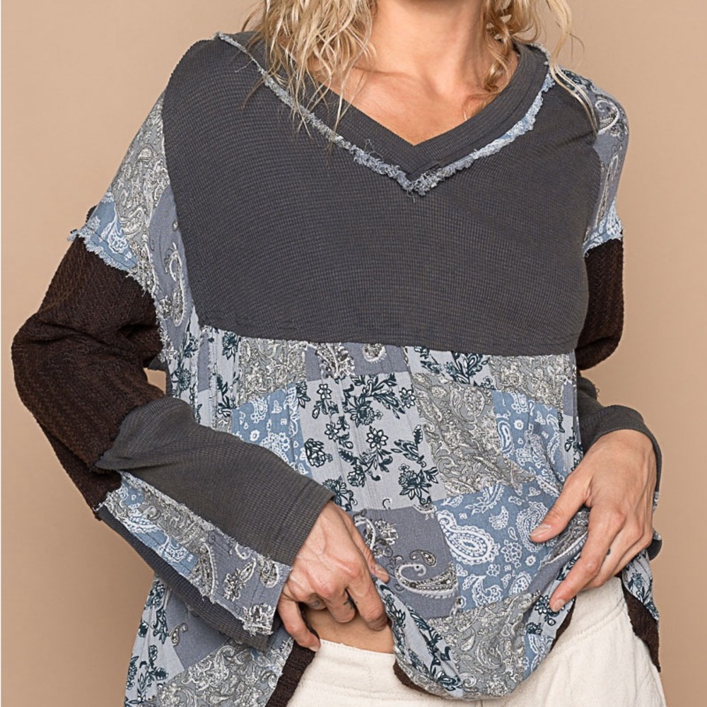 POL Flowy,soft,feminine top in dusky blues and charcoal..